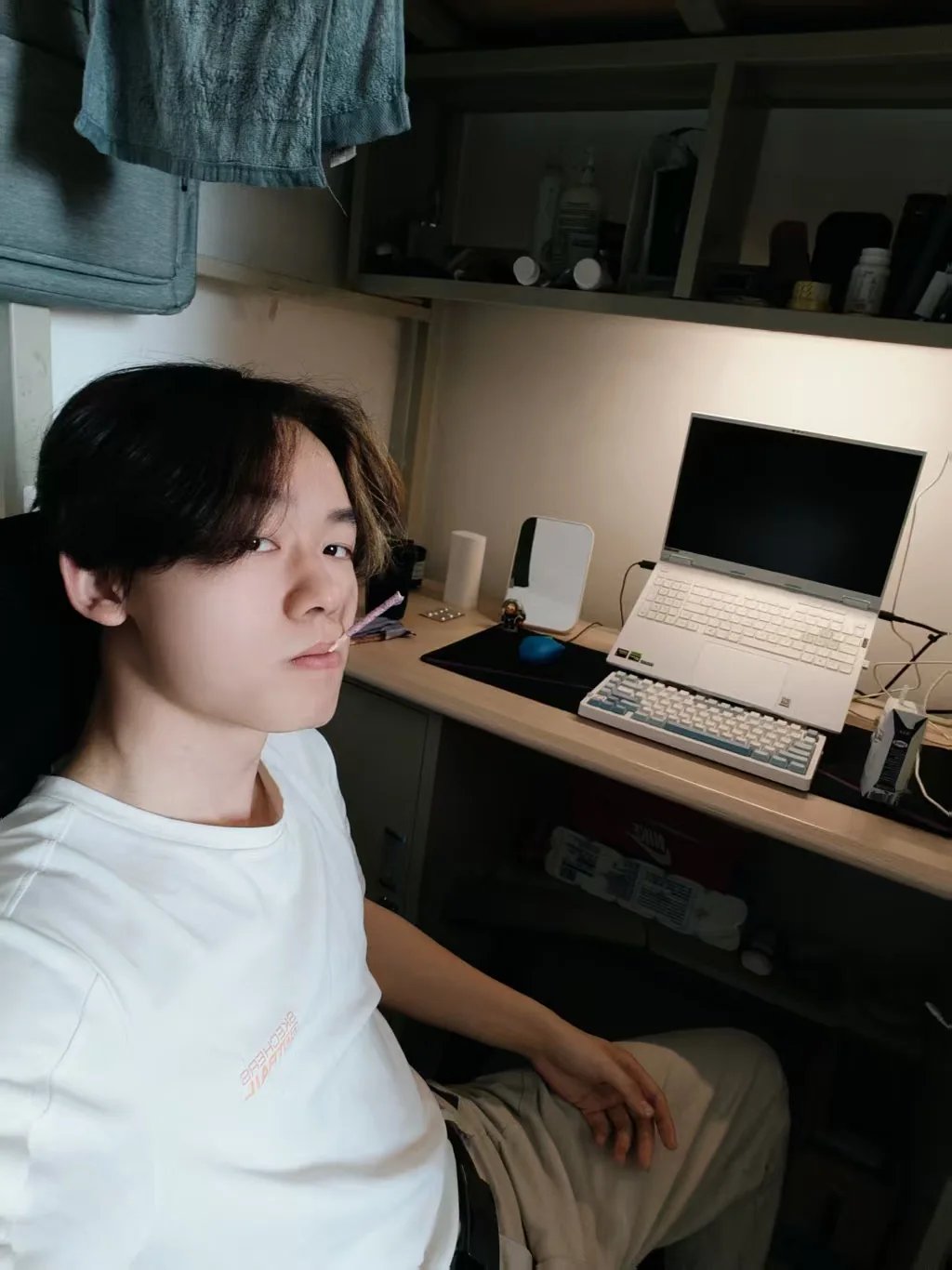 张思睿在工作台前