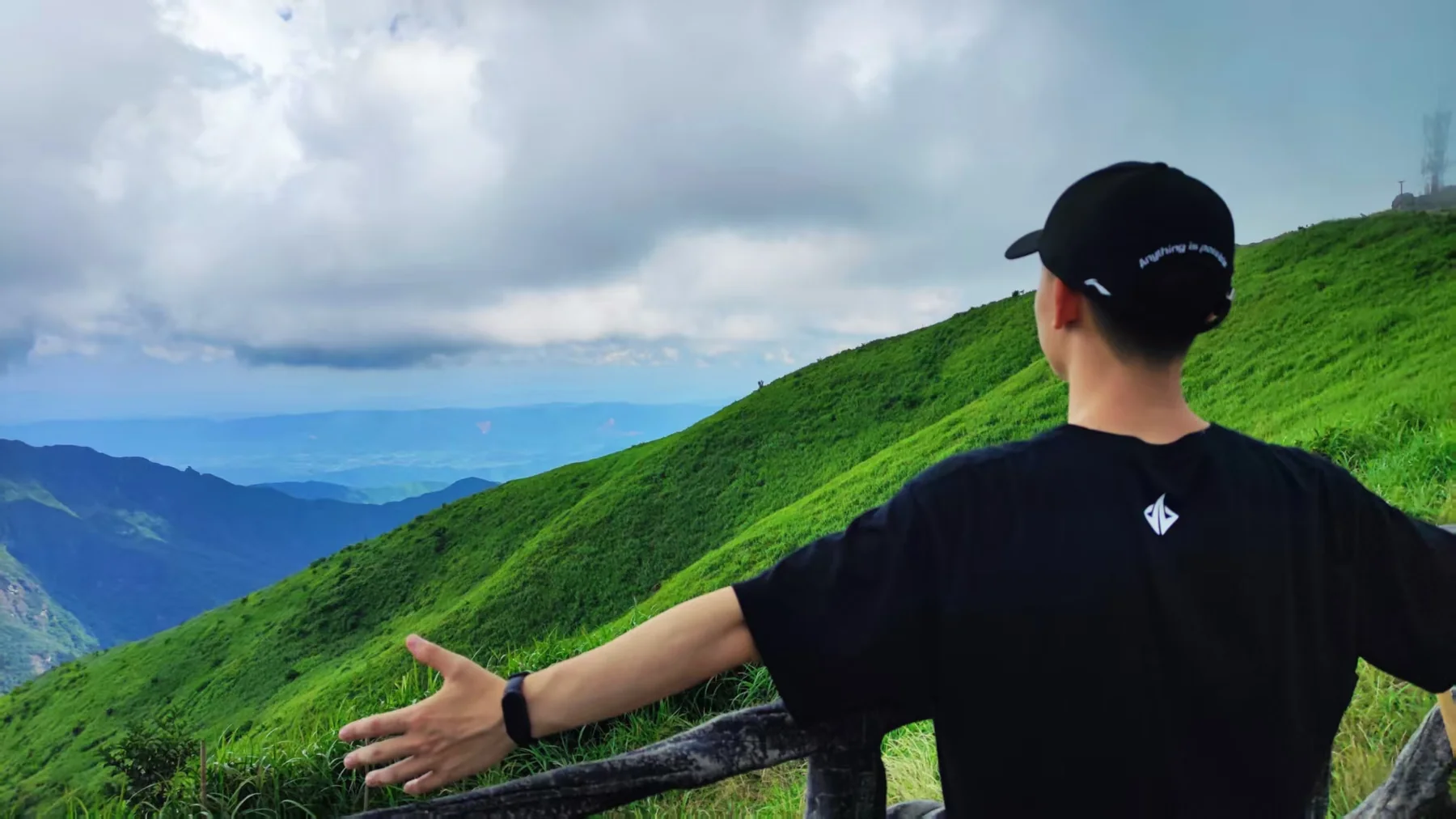张思睿在山间旅行